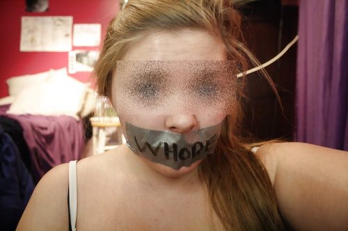 Besoin d’être punie. Cherche à obéir. Petit chienne réelle du 34